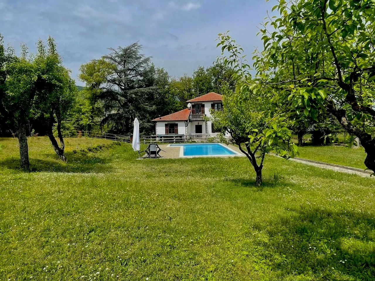 Villa Mombaldone, house with pool and garden