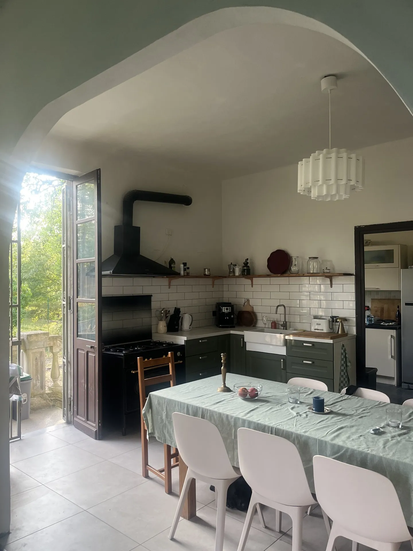 Kitchen with dining table