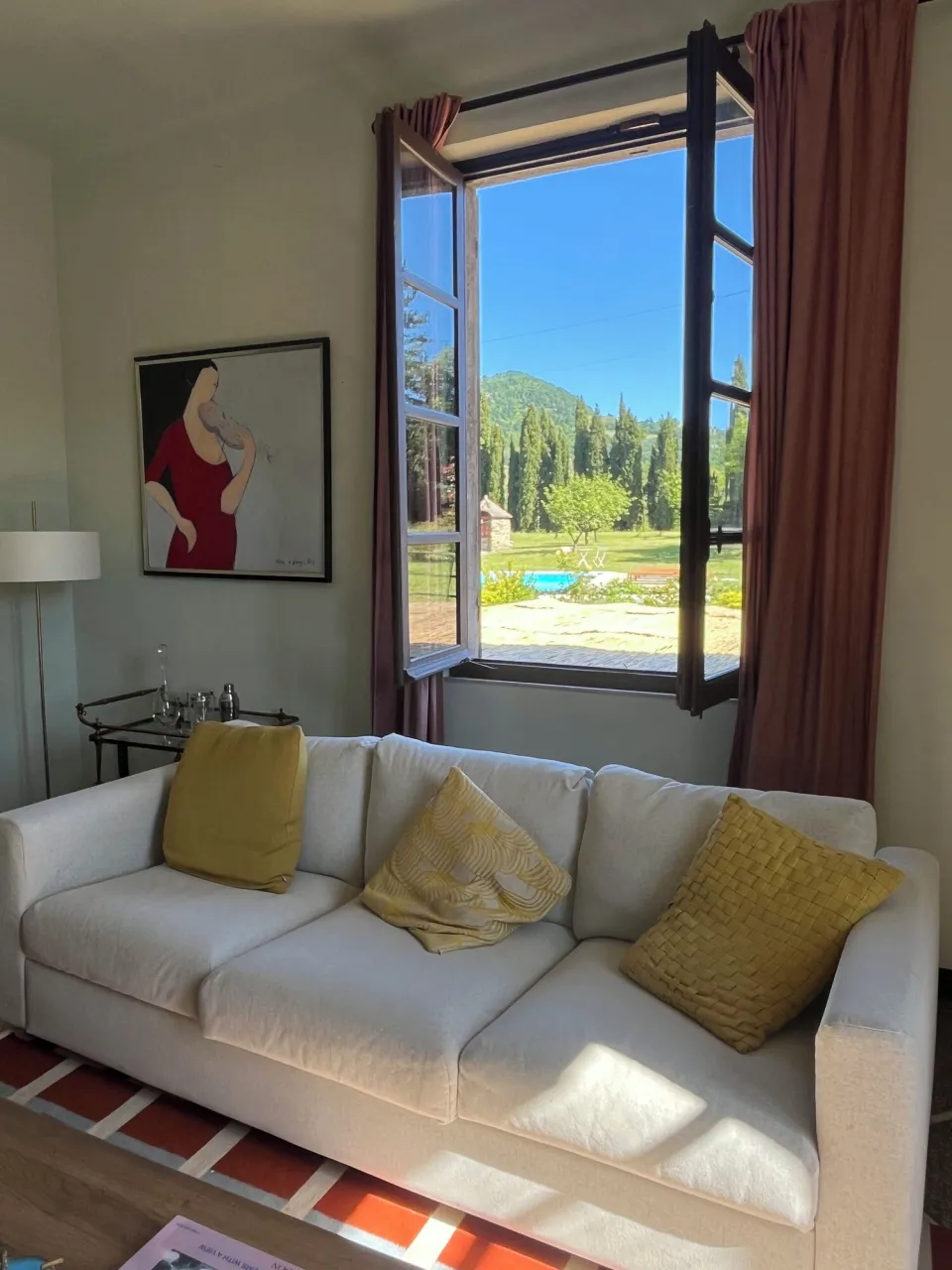 Living room with a white sofa and a view of the greenery