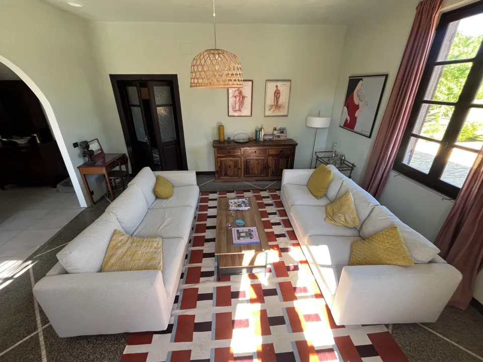 Living room with two sofas, a coffee table and wooden cabinet